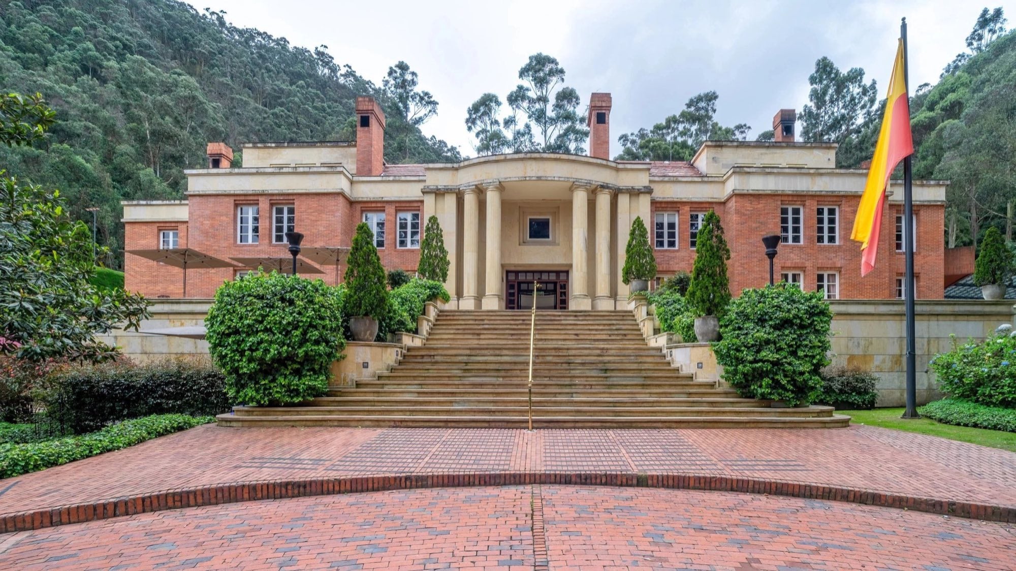 Fachada principal del Metropolitan Club en las montañas orientales de Bogotá